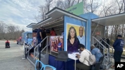 En esta foto proveída por el programa 'All of Us' de los Institutos Nacionales de Salud de Estados Unidos, personas visitan un vehículo de estudios en Silver Spring, Maryland, el 8 de marzo del 2022. 