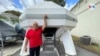 Jorge Villa posa frente a un búnker diseñado por él mismo que vende y distribuye a cualquier parte del mundo. Foto Antoni Belchi, VOA.