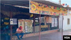 Las cifras macroeconómicas positivas o al menos la recesión de signos de crisis, como la hiperinflación, no se traducen por ahora en mejoras del panorama económico para los ciudadanos comunes en Venezuela. Ronny, vendedor de frutas y verduras en Venezuela . [Foto: Gustavo Ocando]
