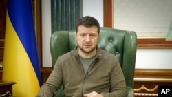 ARCHIVO - El presidente de Ucrania, Volodymyr Zelenskyy, habla en Kiev, Ucrania, en esta imagen de un video proporcionado por la Oficina de Prensa Presidencial de Ucrania y publicado en Facebook el 12 de marzo de 2022.
