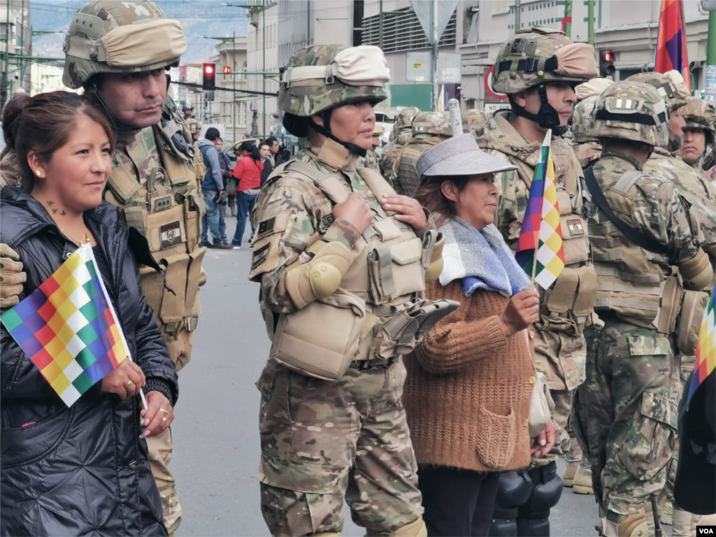 La senadora de oposición Jeanine Áñez asume la presidencia de Bolivia, respaldada por el artículo 169 de la Constitución Política del Estado sobre la sucesión presidencial.&nbsp;