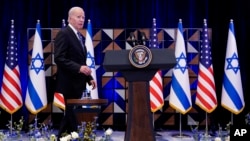 ARCHIVO - El presidente Joe Biden camina hacia el podio para pronunciar comentarios sobre la guerra entre Israel y Hamás después de reunirse con el primer ministro israelí, Benjamin Netanyahu, el miércoles 18 de octubre de 2023, en Tel Aviv.