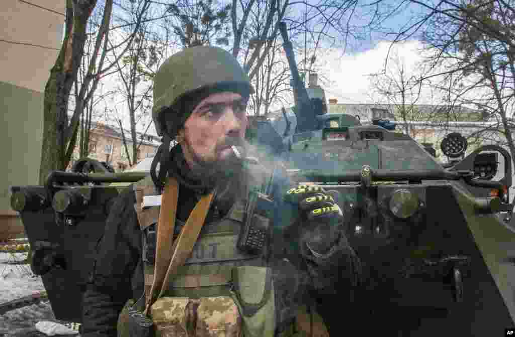 Un voluntario de las Fuerzas de Defensa Territorial de Ucrania junto a un tanque en Járkov, Ucrania.