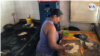La cocina callejera sobrevive en Venezuela en medio de crisis y escasez