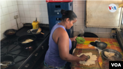 Faisuris prepara una tradicional empanada, que se hace mezclando harina de maíz precocida – la misma que se usa para la arepa -, agua y sal; y varios tipos de rellenos son posible. Foto: VOA.