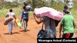 Nicaragüenses cruzan la frontera en Costa Rica de manera ilegal en 2019. Foto Cortesía Nicaragua Actual