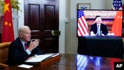 El presidente Joe Biden se reúne virtualmente con el presidente chino, Xi Jinping, desde la Sala Roosevelt de la Casa Blanca en Washington DC, el 15 de noviembre de 2021.