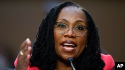 La nominada a la Corte Suprema Ketanji Brown Jackson testifica durante su audiencia de confirmación del Comité Judicial del Senado en el Capitolio en Washington, el martes 22 de marzo de 2022. (Foto AP/Andrew Harnik)