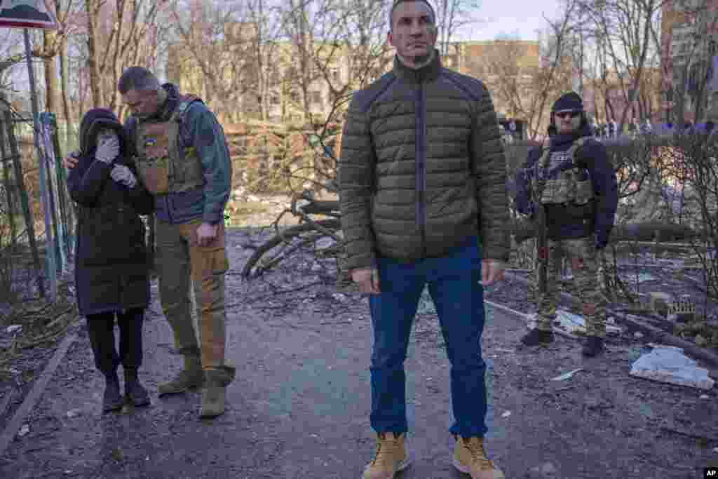 El alcalde de Kiev, Vitali Klitschko, a la izquierda, consuela a un vecino que llora en el lugar donde un bombardeo dañó edificios residenciales en Kiev, Ucrania, el viernes 18 de marzo de 2022. Las fuerzas rusas intensificaron su asalto a las ciudades ucranianas el viernes, con nuevos ataques con misiles y bombardeos. en los límites de la capital Kiev y la ciudad occidental de Lviv, mientras los líderes mundiales presionaban para que se investigaran los repetidos ataques del Kremlin contra objetivos civiles, incluidas escuelas, hospitales y zonas residenciales.&nbsp;