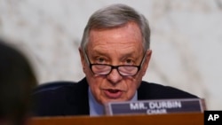 ARCHIVO - El senador Dick Durbin, demócrata por Illinois, habla en la audiencia de confirmación del candidato a la Corte Suprema Ketanji Brown Jackson, en Capitol Hill, el 22 de marzo de 2022.