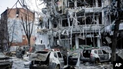 Vehículos y edificios dañados en el centro de la ciudad de Kharkiv en Ucrania, 16 de marzo de 2022.