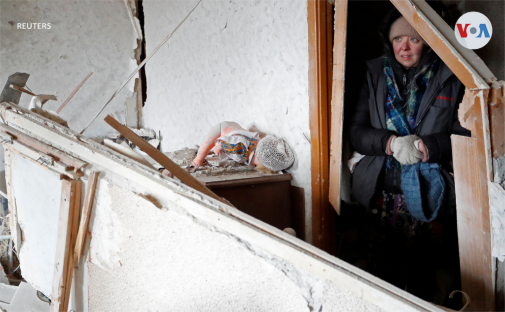 Una persona, que podría ser el residente, se encuentra dentro de uno de los apartamentos destruidos por los ataques.