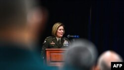 La actual comandante del Comando Sur de EE. UU., la general Laura J. Richardson, habla durante la ceremonia de cambio de mando del Comando Sur de EE. UU. (SOUTHCOM) en la sede de SOUTHCOM en Doral, Florida, el 29 de octubre de 2021. (Foto de CHANDAN KHANNA / AFP)