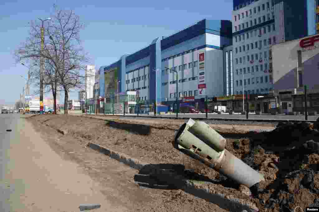 Un misil es fotografiado después de un bombardeo, en Kharkiv, Ucrania.