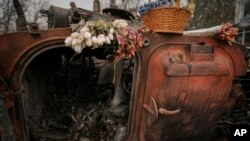 Se observan flores colocadas en un vehículo de combate blindado militar ucraniano, destruido contra las fuerzas rusas en las afueras de Kiev, capital de Ucrania, el 1 de abril de 2022.