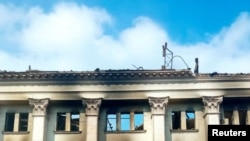Vista general de los restos del teatro dramático que fue alcanzado por una bomba cuando cientos de personas se refugiaban en el interior, en medio de la invasión rusa en curso, en Mariúpol, Ucrania, en esta imagen distribuida el 18 de marzo de 2022.