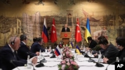 En esta imagen proporcionada por la presidencia de Turquía, el presidente de Turquía, Recep Tayyip Erdogan, en el centro, ofrece un discurso para recibir a las delegaciones rusa, a la izquierda, y ucraniana en Estambul, Turquía, el martes 29 de marzo de 2022.