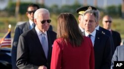 El presidente estadounidense Joe Biden y el secretario de Estado Antony Blinken son recibidos por Hala Helmy el-Said, ministra de Planificación y Desarrollo Económico de Egipto, al arribar el 11 de noviembre del 2022 a Sharm el-Sheikh. (AP Foto/Alex Brandon)