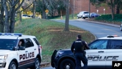 La policía de Charlottesville asegura la escena del crimen de un tiroteo nocturno en la Universidad de Virginia, el lunes 14 de noviembre de 2022, en Charlottesville. Virginia (Foto AP/Steve Helber)