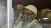 Abu Bakar Ba'asyir di dalam mobil keluar dari Lapas Gunung Sindur, Bogor, Jawa Barat, Jumat, 8 Januari 2021. (Foto: Aditya Irawan/AP)