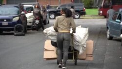  Vender desechos de cartón y plástico para subsistir en Venezuela
