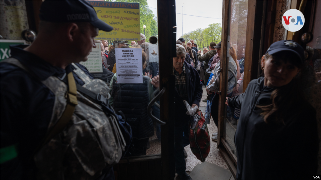 Ciudadanos de Zaporiyia hacen fila para recibir un paquete de comida, como parte de donaciones humanitarias.