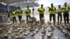 ARCHIVO - Agentes de la Guardia Nacional venezolana muestran cocos rotos que contenían cocaína en Caracas, jueves 13 de noviembre de 2008. 