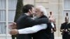 ប្រធានាធិបតី​បារាំង​លោក Emmanuel Macron (ឆ្វេង) ស្វាគមន៍​នាយករដ្ឋមន្ត្រី​ឥណ្ឌា​លោក Narendra Modi សម្រាប់​កិច្ច​ប្រជុំ​មួយ​នៅ​វិមាន Elysee Palace នៅ​រដ្ឋធានី​ប៉ារីស​កាល​ពី​ថ្ងៃ​ទី​៤ ខែ​ឧសភា ឆ្នាំ​២០២២។