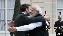 ប្រធានាធិបតី​បារាំង​លោក Emmanuel Macron (ឆ្វេង) ស្វាគមន៍​នាយករដ្ឋមន្ត្រី​ឥណ្ឌា​លោក Narendra Modi សម្រាប់​កិច្ច​ប្រជុំ​មួយ​នៅ​វិមាន Elysee Palace នៅ​រដ្ឋធានី​ប៉ារីស​កាល​ពី​ថ្ងៃ​ទី​៤ ខែ​ឧសភា ឆ្នាំ​២០២២។