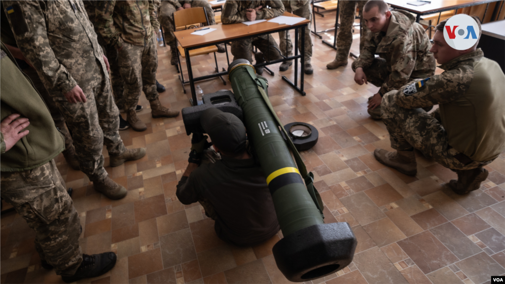 Un voluntario estadounidense enseña a los soldados ucranianos cómo usar un misil Javelin, en la región de Zaporiyia.