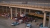 Familias migrantes que buscan asilo y menores centroamericanos no acompañados se refugian en un centro de procesamiento provisional de EE. UU., debajo del Puente Internacional de Anzalduas, en Granjeno, Texas, el 12 de marzo 2021.