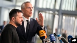 El secretario general de la OTAN, Jens Stoltenberg, a la derecha, y el presidente de Ucrania, Volodymyr Zelenskyy, se dirigen a una conferencia de prensa previa a una reunión de ministros de Defensa de la OTAN en la sede de la OTAN en Bruselas, el miércoles 11 de octubre de 2023.