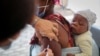 Un trabajador de la salud administra la vacuna contra la enfermedad por coronavirus a una mujer, en medio de la propagación de la variante Ómicron del SARS-CoV-2 en Johannesburgo, Sudáfrica, el 4 de diciembre de 2021.