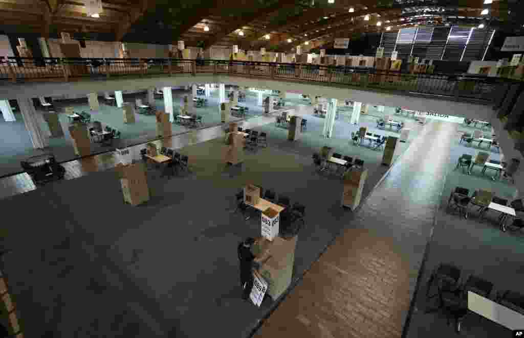 Las cabinas de votación se instalan en Corferias, el principal colegio electoral de Bogotá, Colombia, el viernes 27 de mayo de 2022. Los colombianos acuden a las urnas el 29 de mayo para elegir un nuevo presidente. (Foto AP/Fernando Vergara)