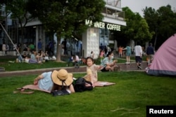 Residentes de la ciudad china de Shanghái disfrutan su primer día al aire libre en dos meses tras levantarse las restricciones por COVID-19 el 1 de junio de 2022. Foto Reuters.