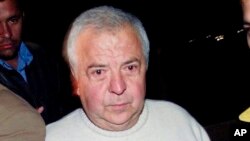 Gilberto Rodríguez Orejuela sale de la cárcel de máxima seguridad de Combita en Tunja, al noreste de Bogotá, el 7 de noviembre de 2002. 