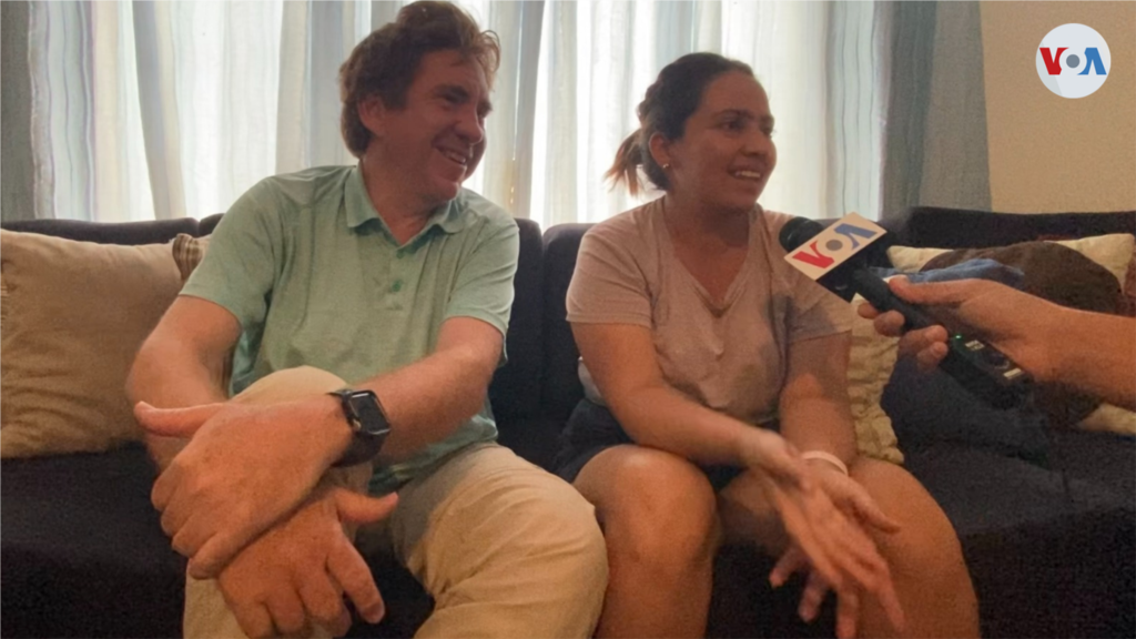 Juan Pablo y Xiomara Garza, ciclistas mexicanos, conversan con la Voz de América en la última parada de su tercer ciclotour, en Maracaibo, Venezuela.