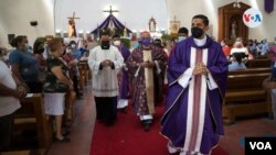 El cardenal Leopoldo Brenes en una misa el miércoles santo en Managua. Foto VOA