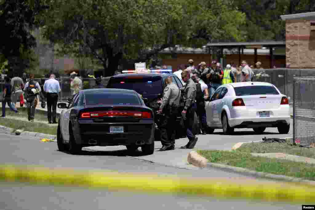 Ramos comenzó disparándole a su abuela en su casa. Luego condujo hasta la escuela cercana donde chocó su automóvil y entró al edificio con equipo táctico y un rifle, dijeron las autoridades.&nbsp; Su abuela sobrevivió pero se encuentra en estado crítico.