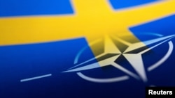ARCHIVO - Las banderas de Suecia y la OTAN se ven impresas en papel en esta ilustración tomada el 13 de abril de 2022.