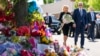 El presidente Joe Biden y la primera dama Jill Biden presentan sus respetos a las víctimas del tiroteo del sábado en un monumento al otro lado de la calle del TOPS Market en Buffalo, NY, 17 de mayo de 2022.