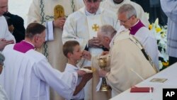 El Papa Francisco da la sagrada comunión durante la Misa de canonización de 10 nuevos santos en la Plaza de San Pedro en el Vaticano, el domingo 15 de mayo de 2022.