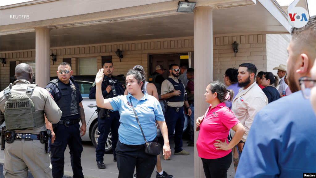 Las autoridades vigilan la escena cerca de la escuela Robb, donde se registró el tiroteo.