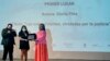 El camarógrafo mexicano Marco Gutiérrez, izq y la periodista mexicana Gloria Pina reciben el Premio Breach-Valdez de Periodismo y Derechos Humanos de manos de la viuda del periodista mexicano Javier Valdez, Griselda Triana, en Ciudad de México el 12 de mayo de 2022.