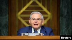 El Senador demócrata Bob Menéndez, habla durante una audiencia del Comité de Relaciones Exteriores del Senado sobre el Presupuesto del Año Fiscal 2023 en el Capitolio en Washington, el 26 de abril de 2022. 