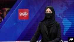 La presentadora de televisión Khatereh Ahmadi usa la vestimenta permitida por los talibanes durante un noticiero de TOLO NEWS, en Kabul, Afganistán, el 22 de mayo de 2022. 