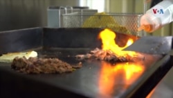 Venezolanos ofrecen una fusión de sabores en cocina fantasma en Colombia