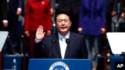 El presidente de Corea del Sur, Yoon Suk Yeol, presta juramento durante su toma de posesión frente a la Asamblea Nacional en Seúl, Corea del Sur, el martes 10 de mayo de 2022.