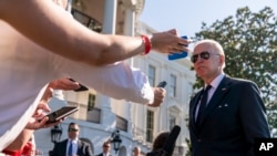 El presidente Joe Biden habla con miembros de los medios de comunicación en el Jardín Sur de la Casa Blanca en Washington, el 30 de mayo de 2022.