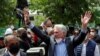 El presidente cubano, Miguel Díaz Canel, saluda a los residentes cubanos en México, a los activistas y al pueblo mexicano a favor de Cuba, frente a la embajada cubana en la Ciudad de México, el 17 de septiembre de 2021. 